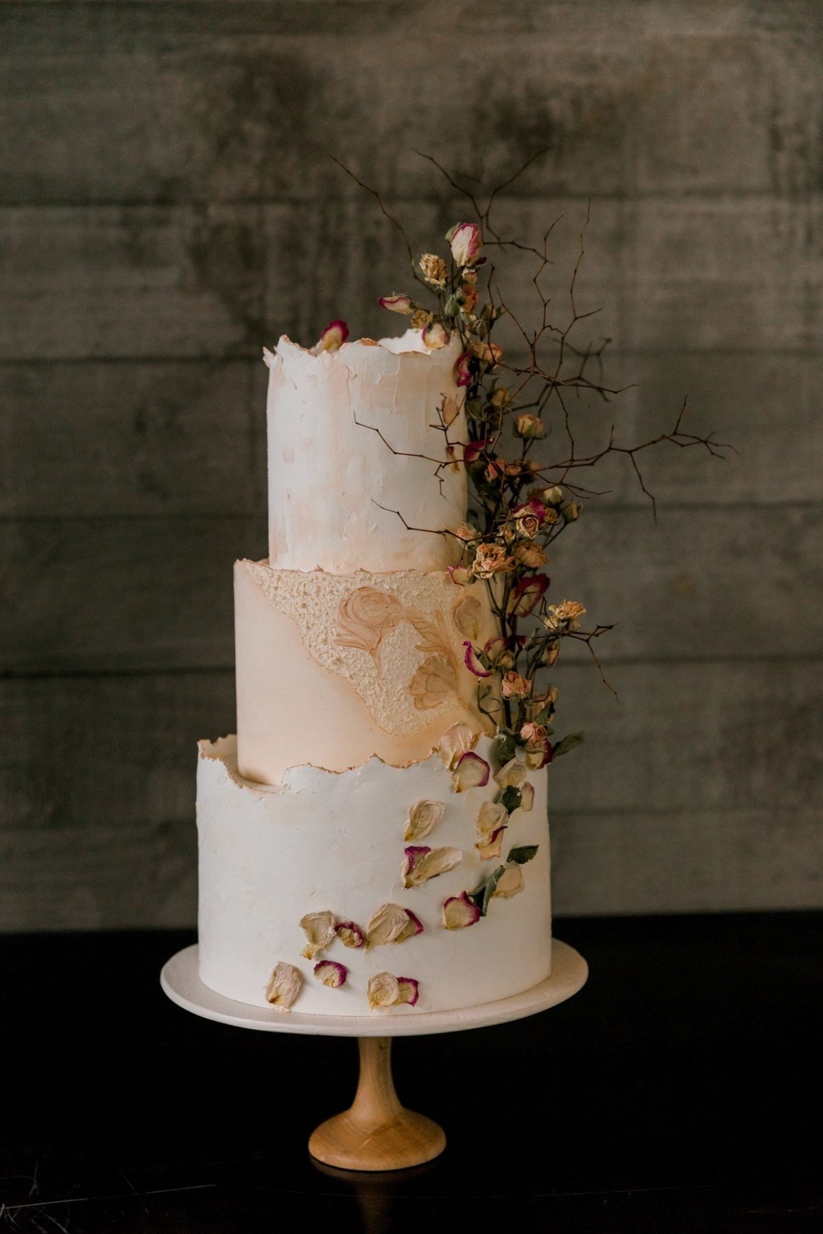 <strong>Wedding cake by:</strong> Magnolia Kitchen<br><strong>Photograph by: </strong>Sweet Events Photography