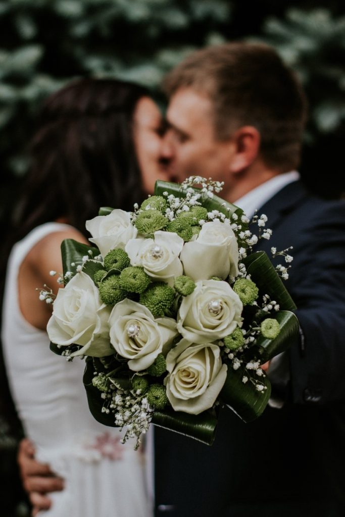 Beutiful round wedding bouquet with a fresh spring feel